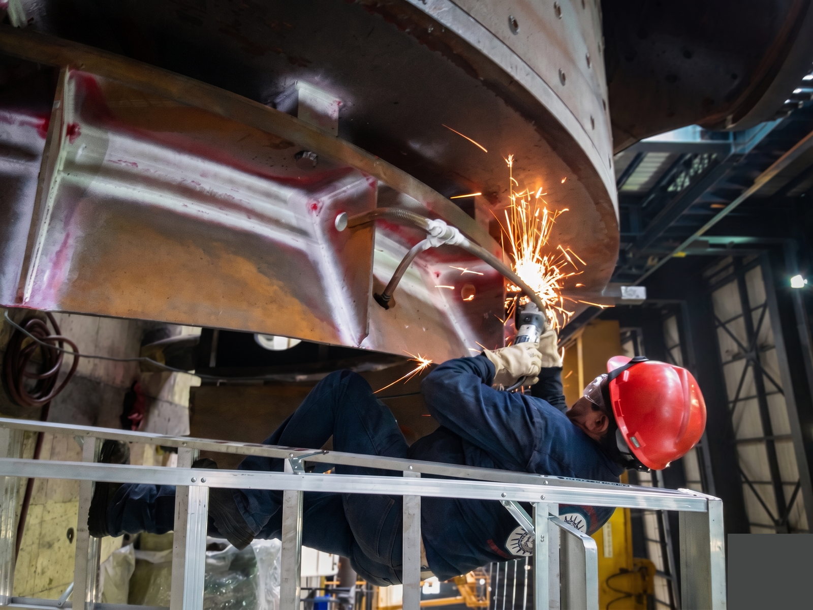 Técnico esmerilando carcasa de turbina de gran formato — Turbomaq